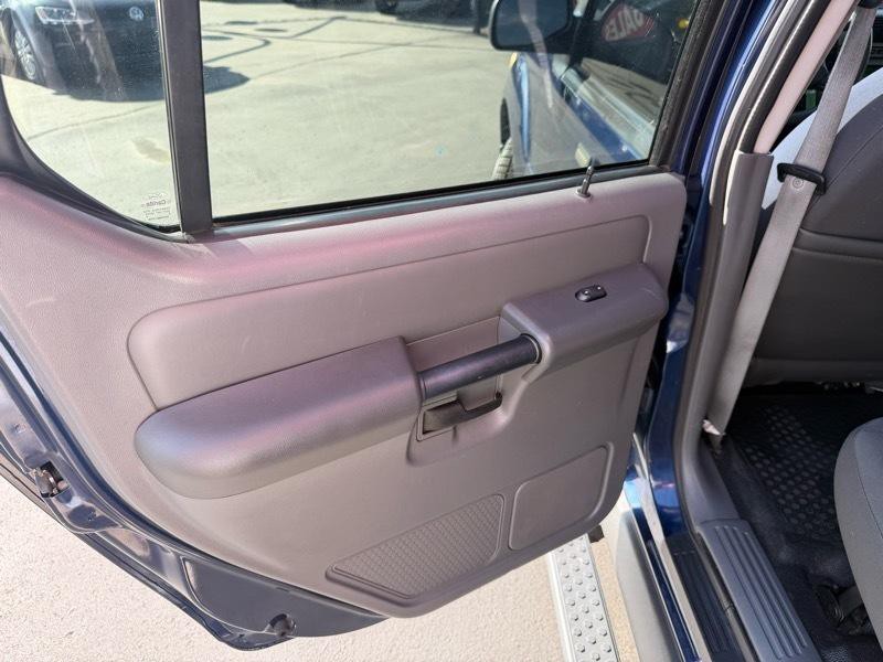2004 Ford Explorer Image 22