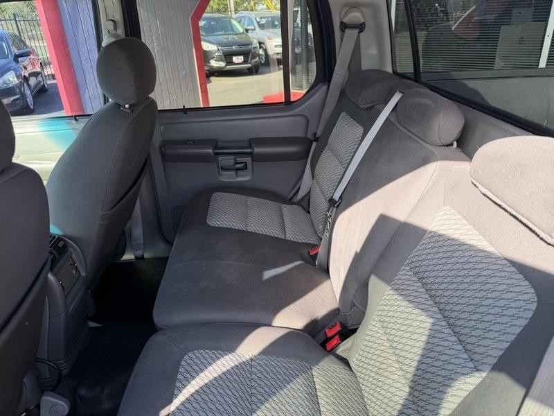 2004 Ford Explorer Image 23