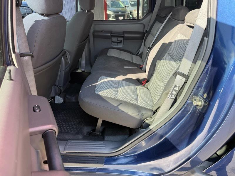 2004 Ford Explorer Image 24