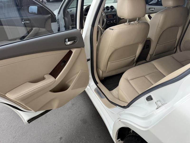 2011 Nissan Altima Image 28