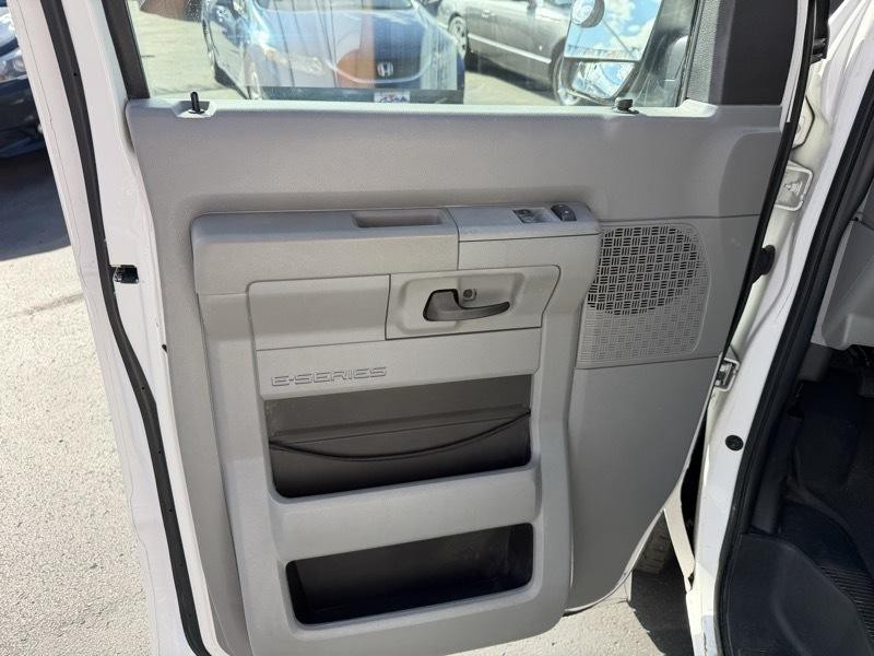 2011 Ford Econoline Image 20
