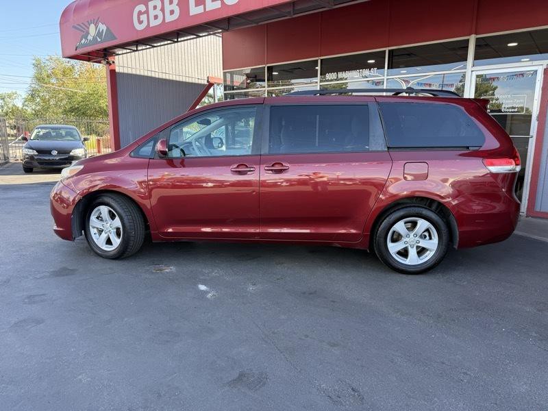 2012 Toyota Sienna Image 2