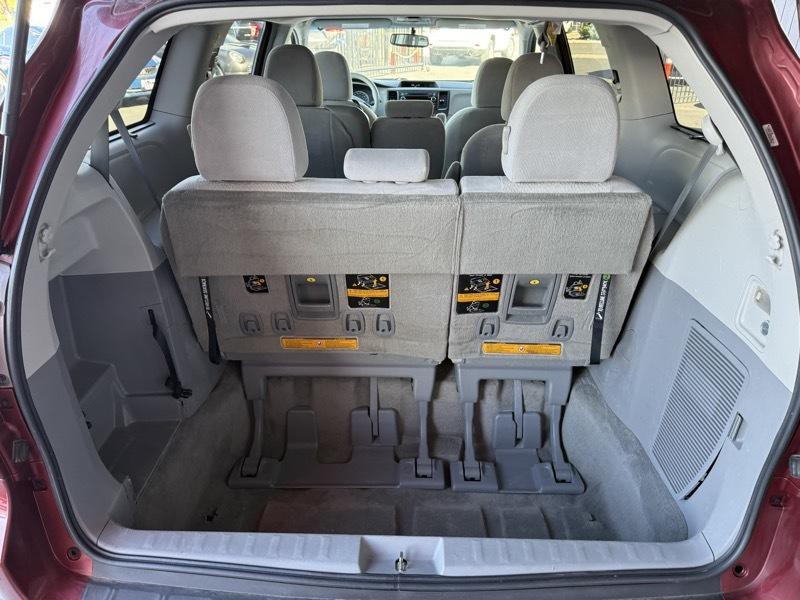 2012 Toyota Sienna Image 5