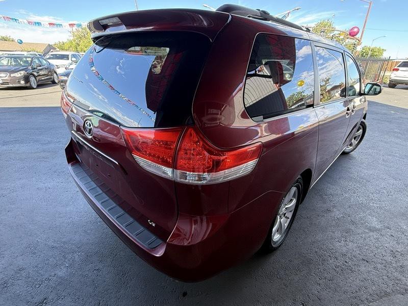2012 Toyota Sienna Image 6