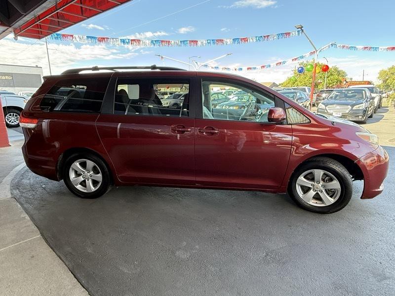 2012 Toyota Sienna Image 7