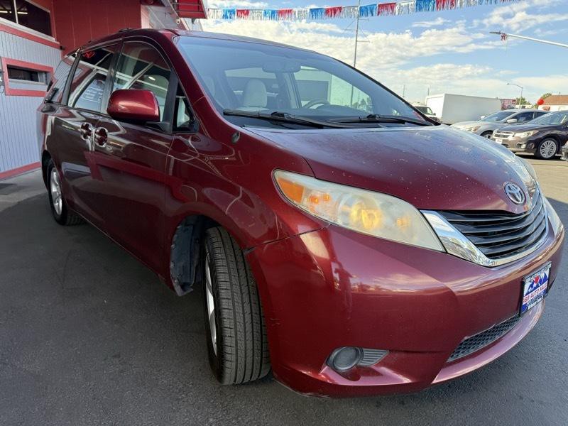 2012 Toyota Sienna Image 8