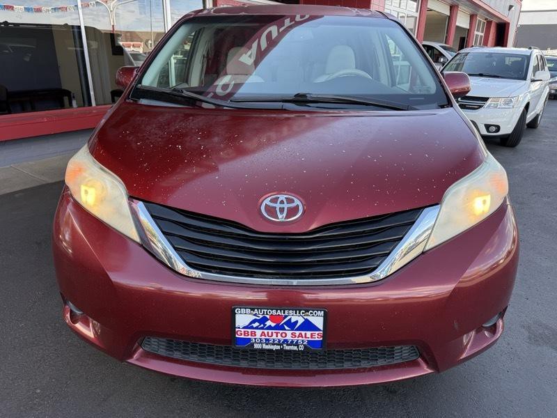 2012 Toyota Sienna Image 9