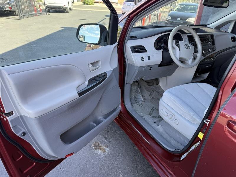 2012 Toyota Sienna Image 12