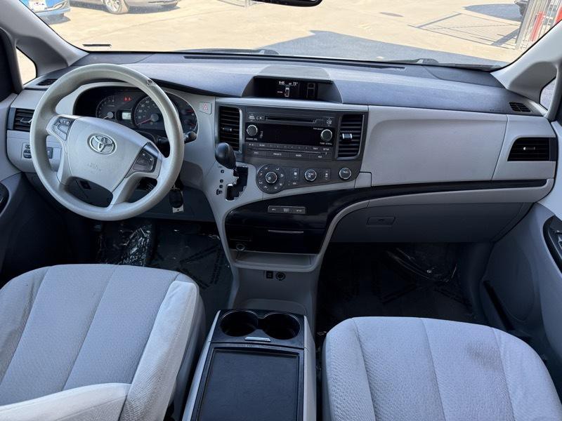 2012 Toyota Sienna Image 16