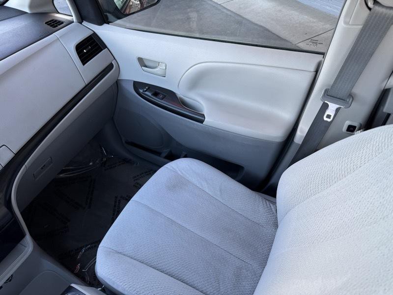 2012 Toyota Sienna Image 17