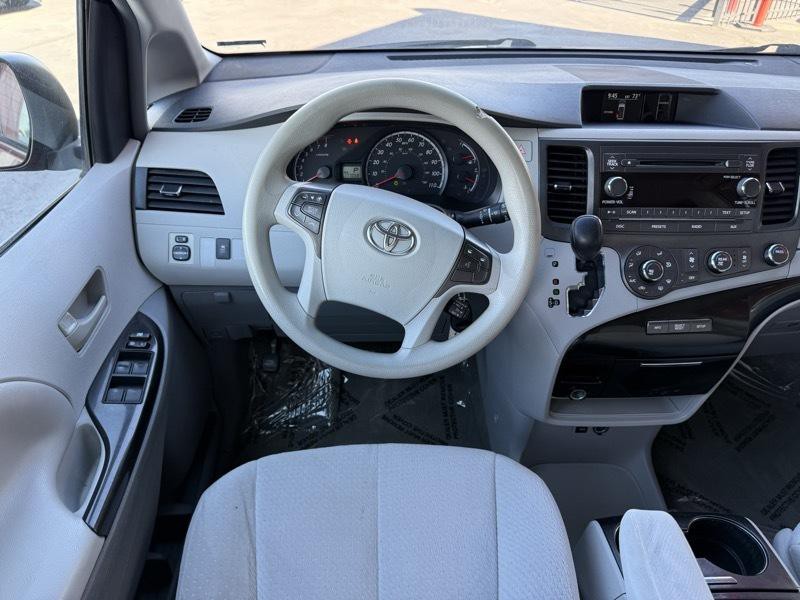 2012 Toyota Sienna Image 22