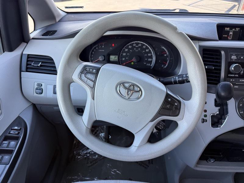 2012 Toyota Sienna Image 23