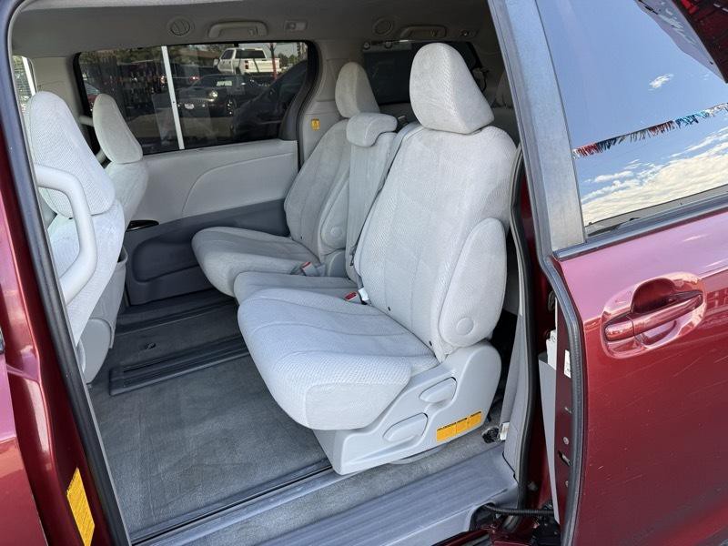 2012 Toyota Sienna Image 25