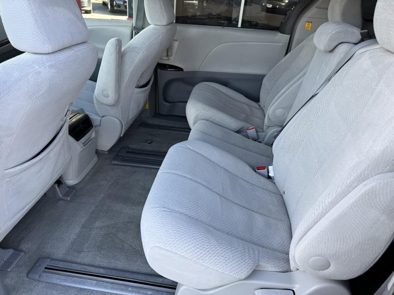 2012 Toyota Sienna Image 26