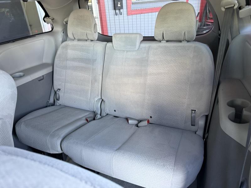 2012 Toyota Sienna Image 27