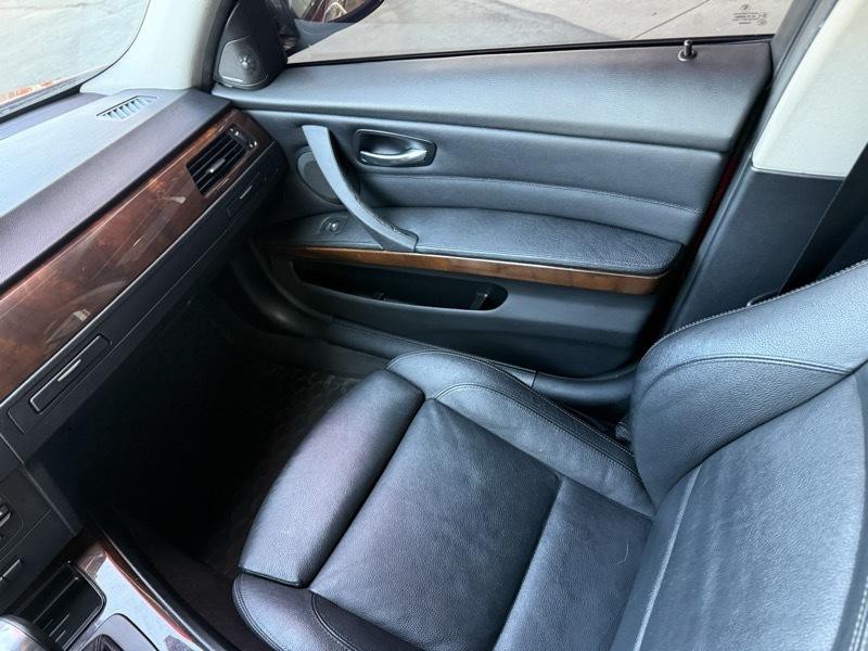 2011 BMW 3 Series Image 16