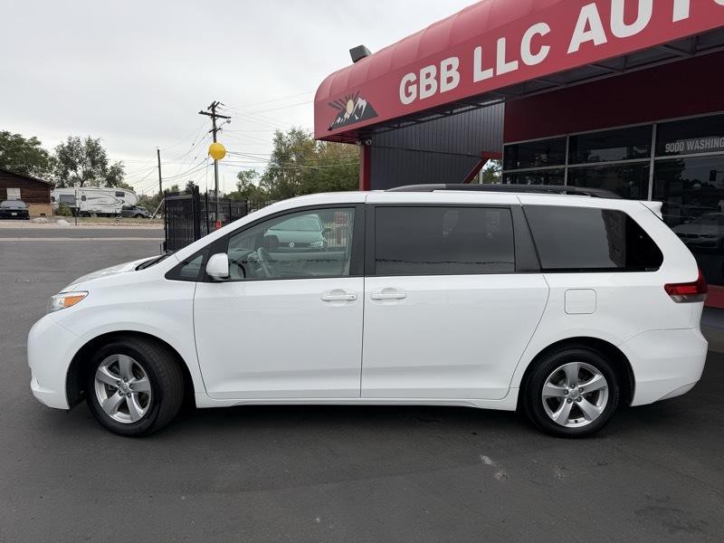 2013 Toyota Sienna Image 2