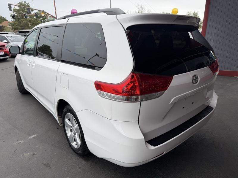 2013 Toyota Sienna Image 3