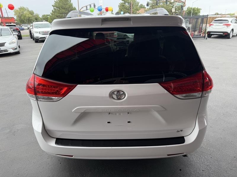 2013 Toyota Sienna Image 4