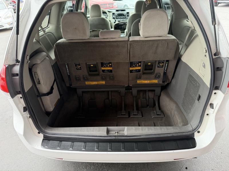 2013 Toyota Sienna Image 5