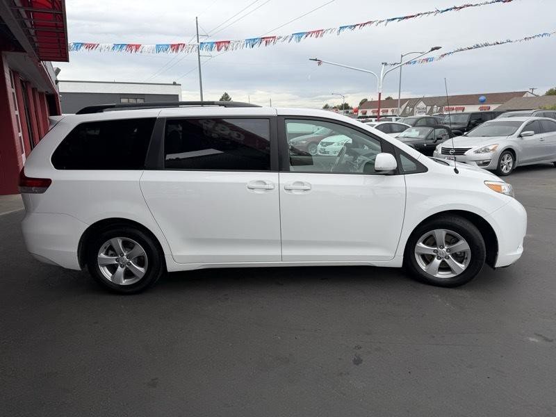 2013 Toyota Sienna Image 7