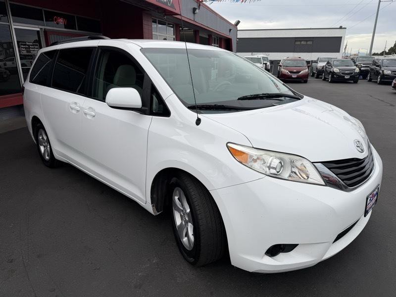 2013 Toyota Sienna Image 8