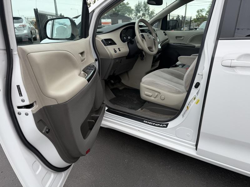 2013 Toyota Sienna Image 10