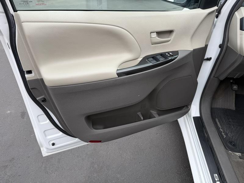 2013 Toyota Sienna Image 11