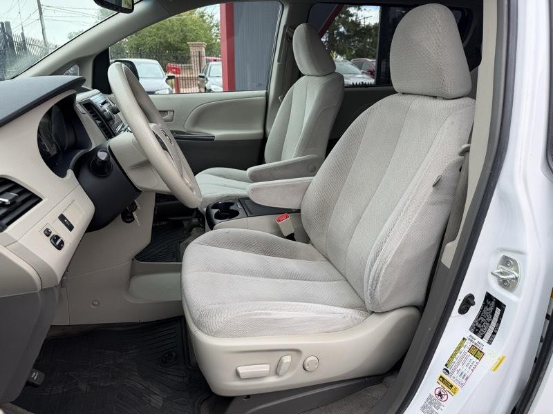 2013 Toyota Sienna Image 12