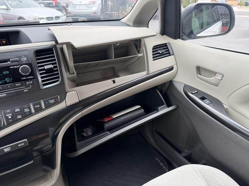 2013 Toyota Sienna Image 14