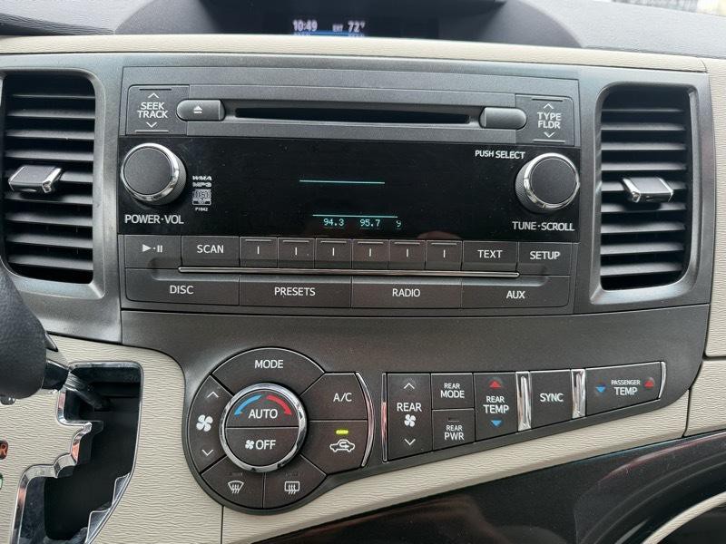 2013 Toyota Sienna Image 17