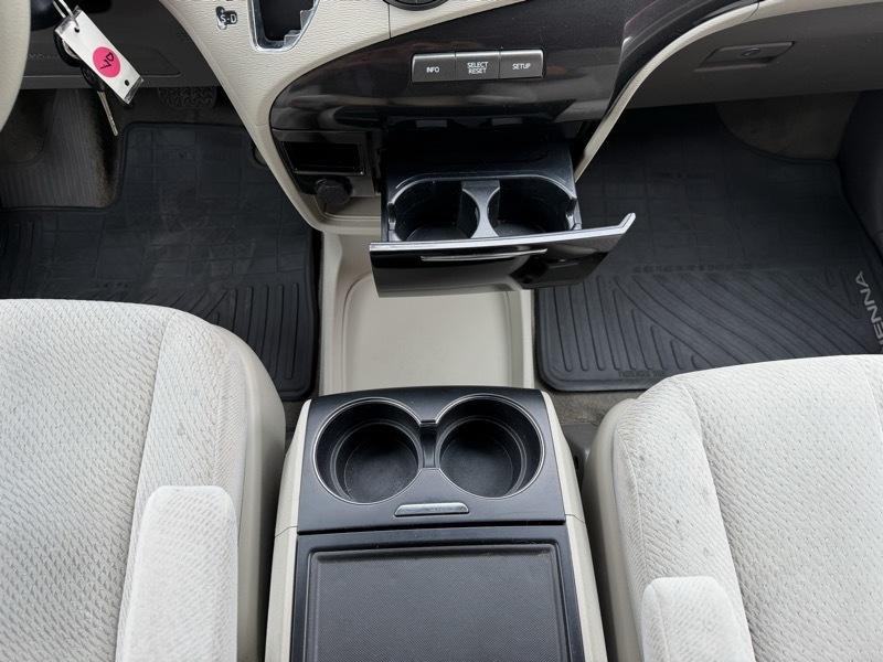2013 Toyota Sienna Image 18
