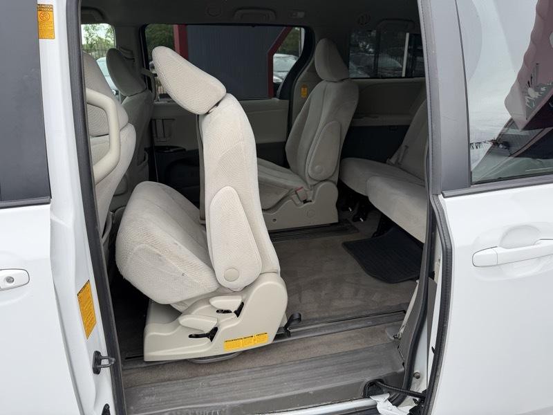 2013 Toyota Sienna Image 22