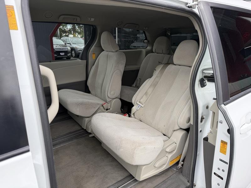 2013 Toyota Sienna Image 23