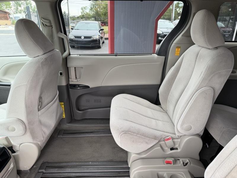 2013 Toyota Sienna Image 25
