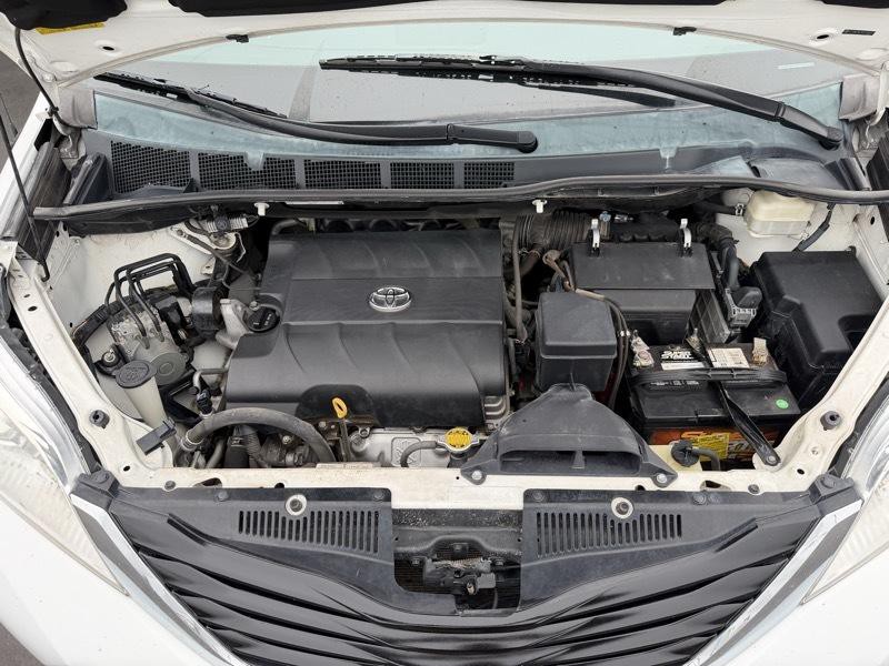 2013 Toyota Sienna Image 27