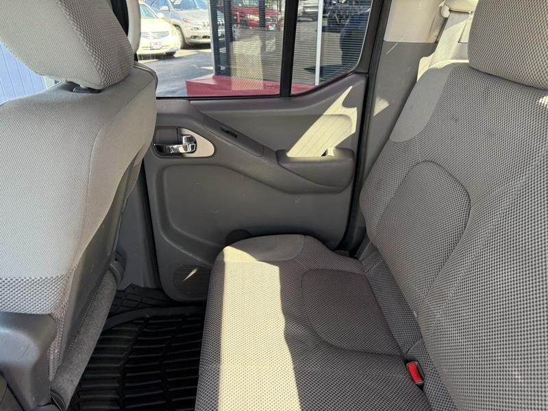 2012 Nissan Frontier Image 28