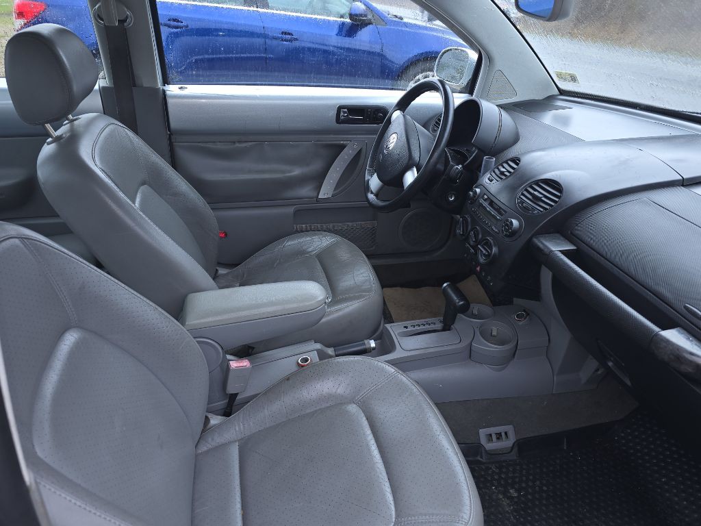 2003 Volkswagen Beetle Image 8