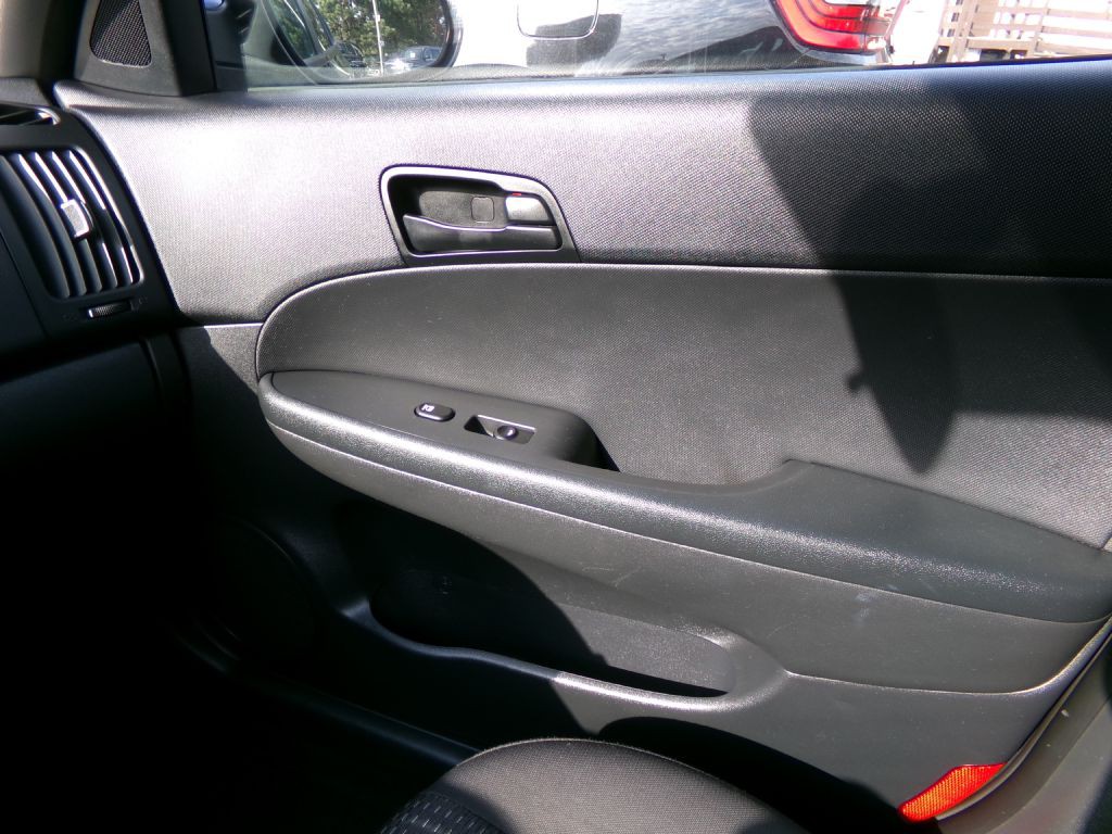2012 Hyundai Elantra Image 16