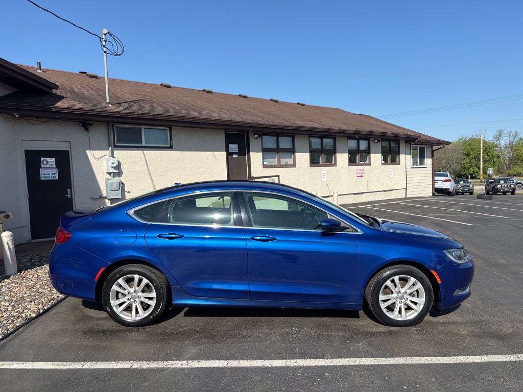 2015 Chrysler 200 Image 2