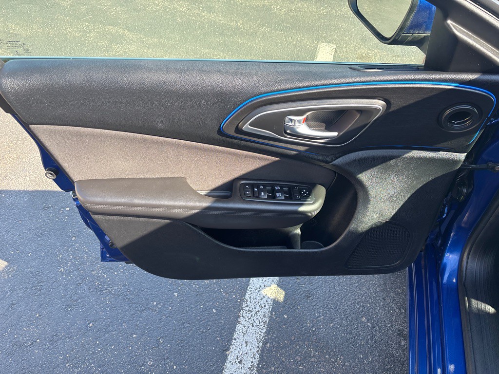 2015 Chrysler 200 Image 9