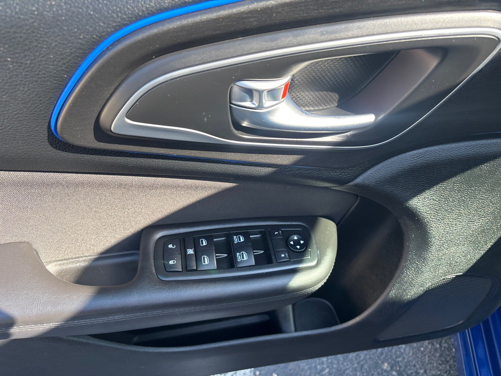 2015 Chrysler 200 Image 10