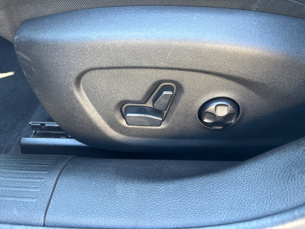 2015 Chrysler 200 Image 11