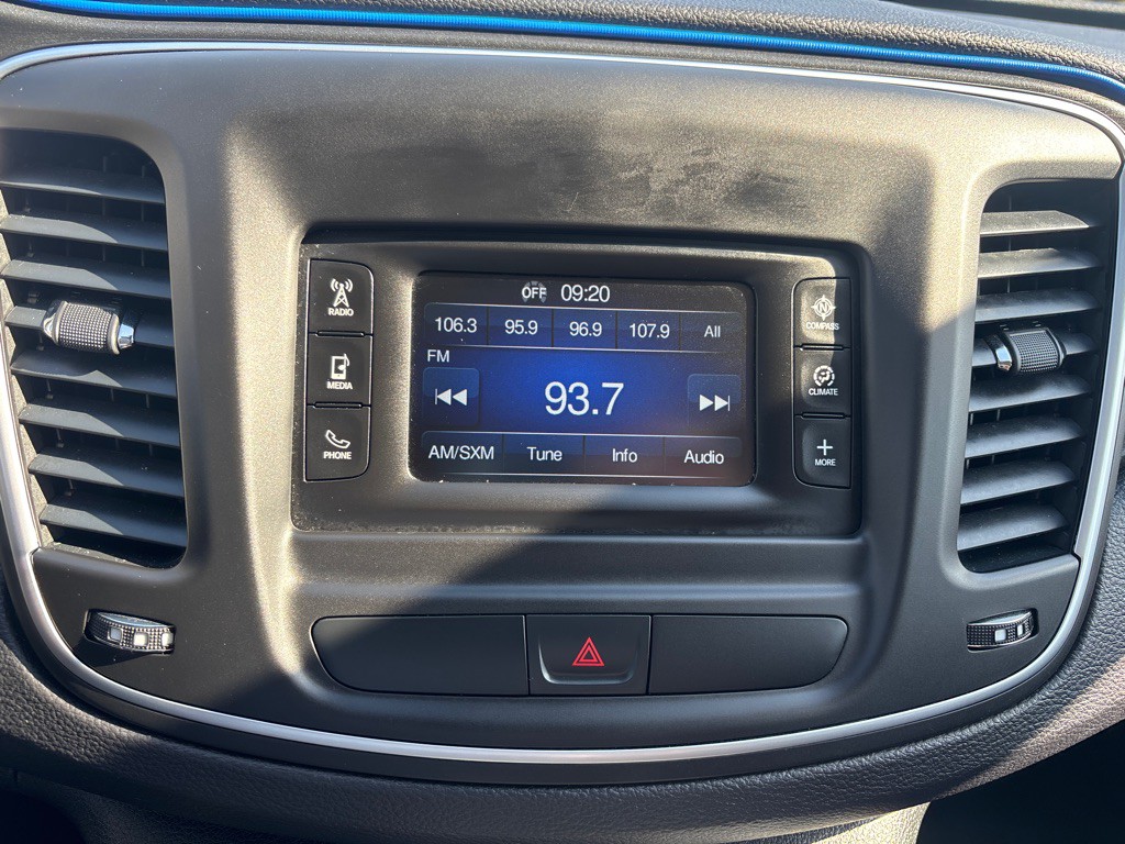 2015 Chrysler 200 Image 20