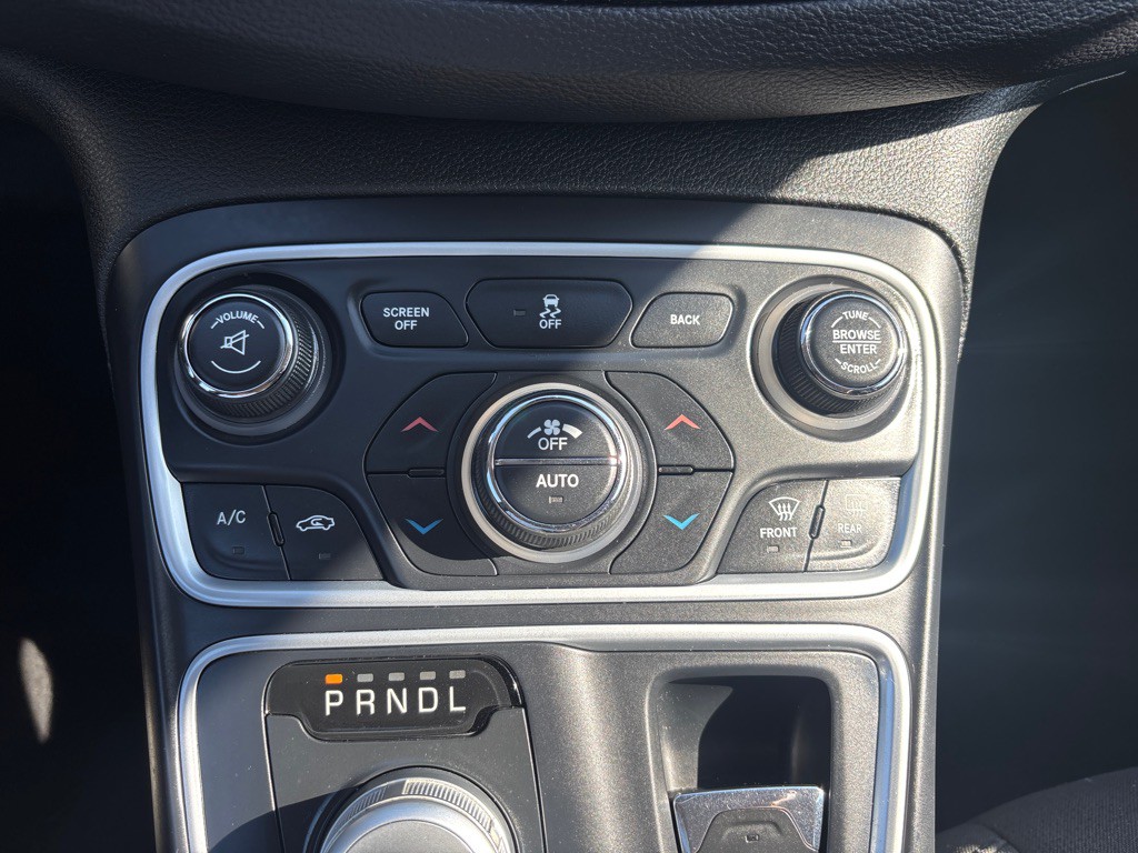2015 Chrysler 200 Image 23