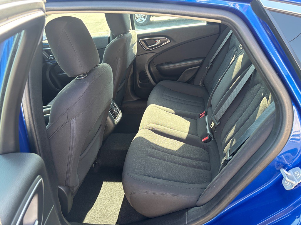 2015 Chrysler 200 Image 30