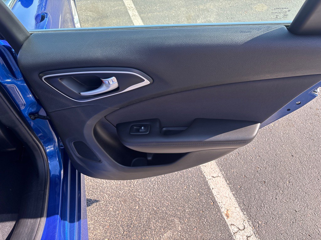 2015 Chrysler 200 Image 32