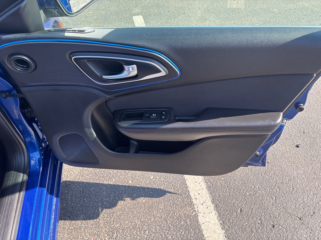 2015 Chrysler 200 Image 34