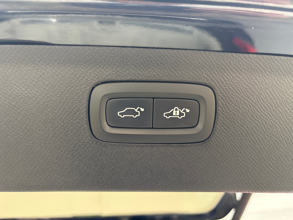 2016 Volvo XC90 Image 32