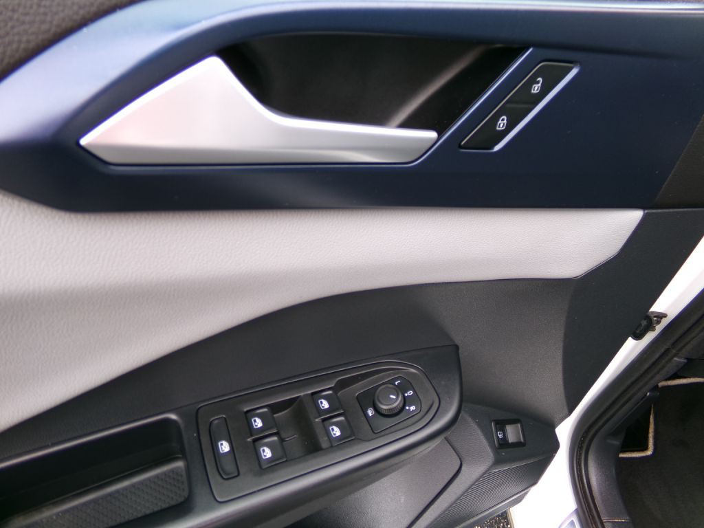 2023 Volkswagen Taos Image 12